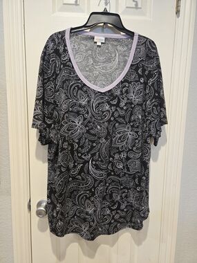 LuLaRoe Iris Halloween Bats and Skulls Short-sleeve V-neck Top Black White 3XL